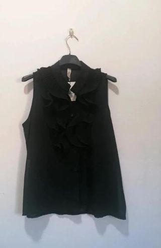 Blusa negra sin mangas con volantes