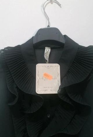 Blusa negra sin mangas con volantes