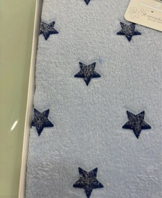 Copertina culla in pile azzurra con stelle