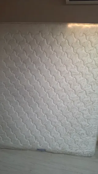 Rete più materasso matrimoniale con doghe in legn