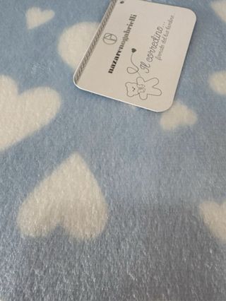 Copertina culla in pile con cuori