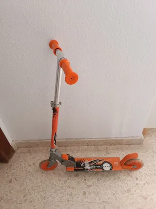 Patinete naranja 2 ruedas.