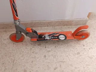 Patinete naranja 2 ruedas.