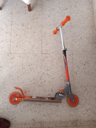 Patinete naranja 2 ruedas.