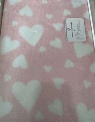 Copertina culla in pile con cuori