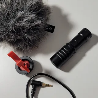 Microfono nero della boya per videocamera, podcast