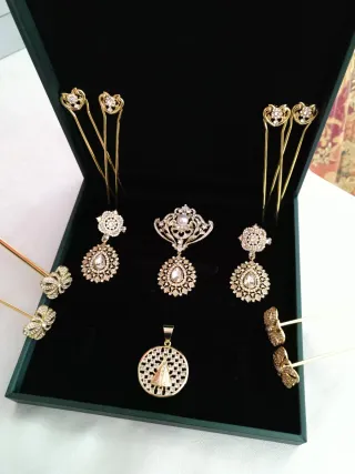 Aderezo de oro con pedrería