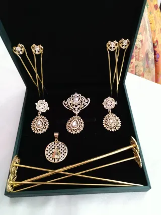 Aderezo de oro con pedrería