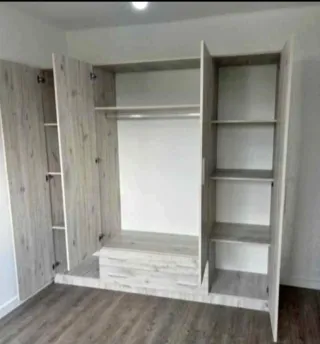 Armario blanco y marrón