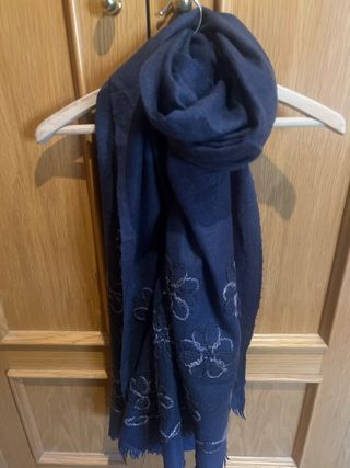 Fular azul con flores bordadas