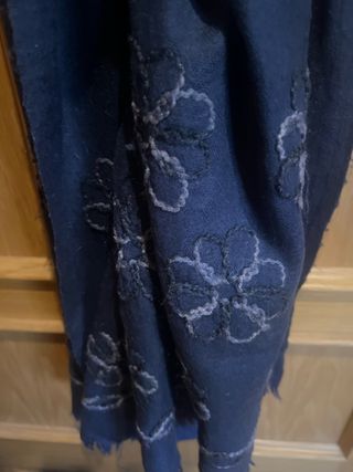 Fular azul con flores bordadas