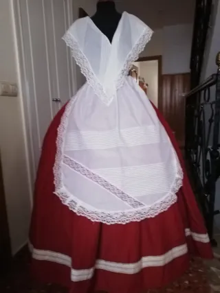 Falda y manteletas regionales sin estrenar