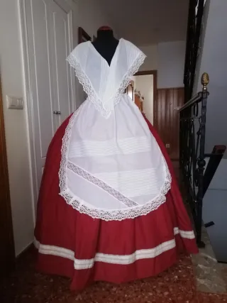 Falda y manteletas regionales sin estrenar