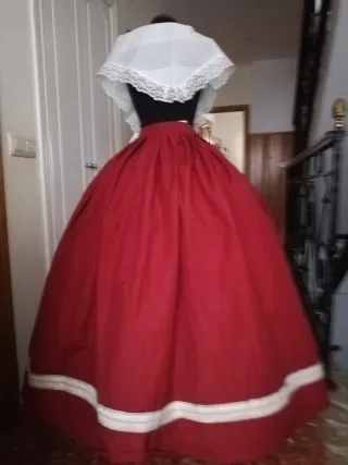 Falda y manteletas regionales sin estrenar