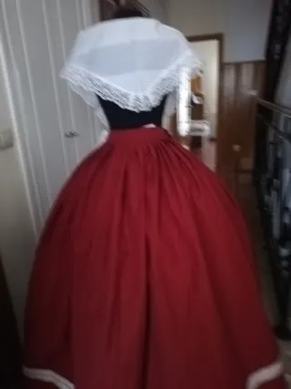 Falda y manteletas regionales sin estrenar