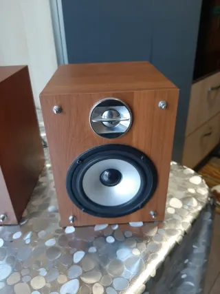Altavoces de madera 17x13x15 cm.