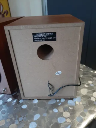 Altavoces de madera 17x13x15 cm.