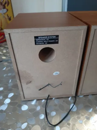 Altavoces de madera 17x13x15 cm.