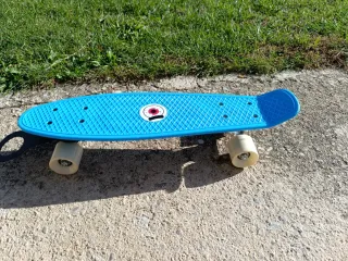 Monopatín Azul Decathlon Pequeño. Usado una vez.