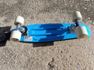 Monopatín Azul Decathlon Pequeño. Usado una vez.