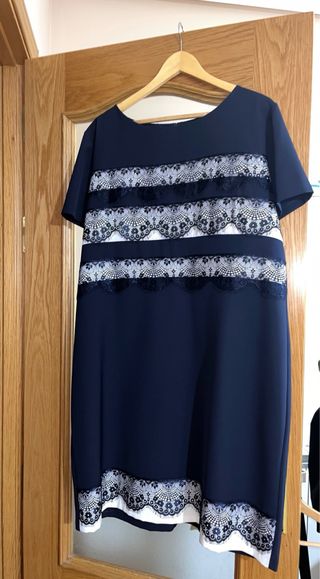 Vestido azul marino con encaje