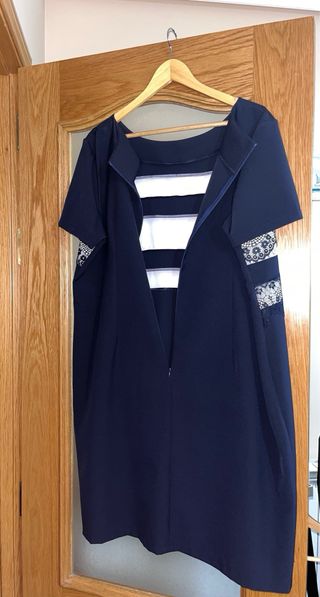 Vestido azul marino con encaje