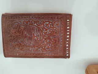 Cartera artesanal de cuero