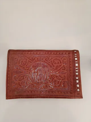 Cartera artesanal de cuero