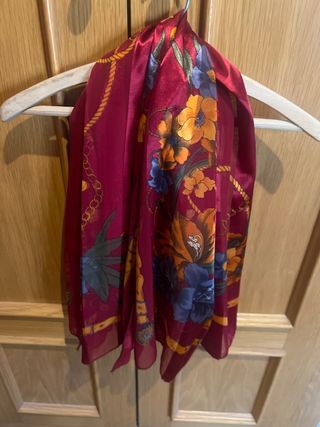 Fular estampado floral y cadenas