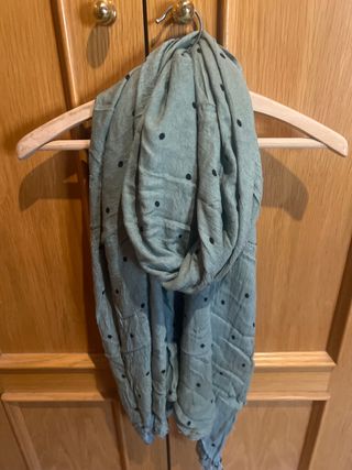 Fular verde con puntos negros