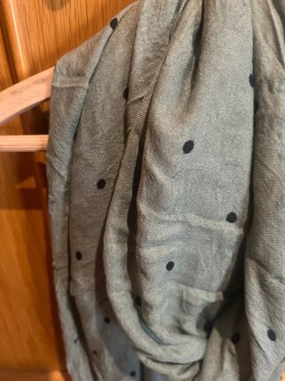 Fular verde con puntos negros