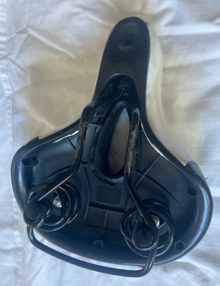 Sillín de bicicleta negro y blanco