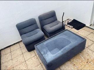 Sofás y mesa de centro de cristal