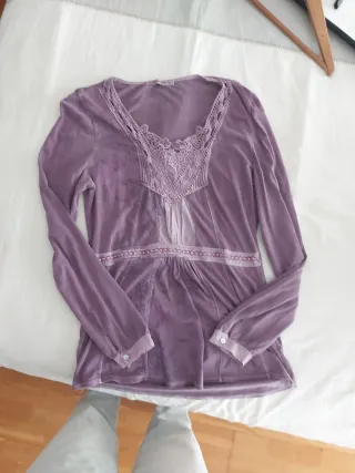 Blusa lila con encaje