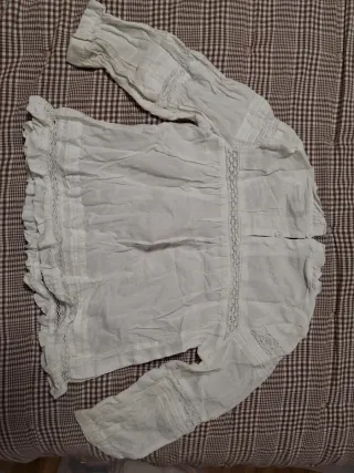 Blusa blanca con encaje