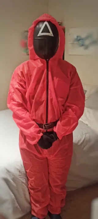 Máscara triángulo El Juego del Calamar