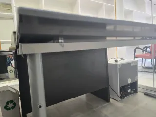 Escritorio cristal negro patas metal