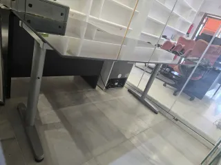 Escritorio cristal negro patas metal