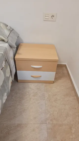 Mesita de noche de madera