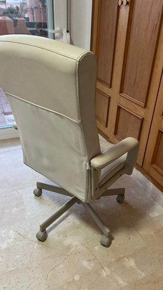 Silla de oficina beige y gris