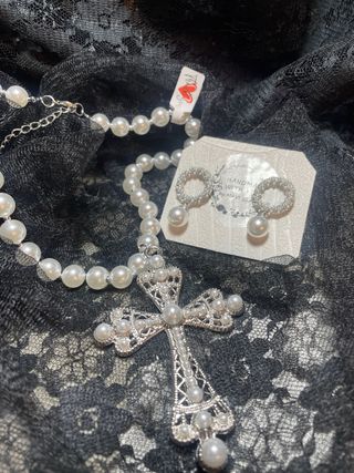 Crucifijo en Collar gótico y Pendientes Perlas