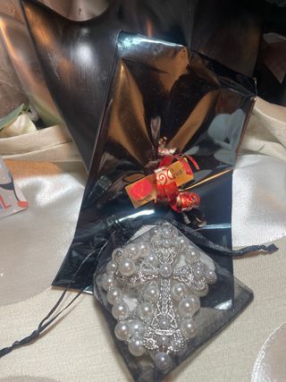 Crucifijo en Collar gótico y Pendientes Perlas