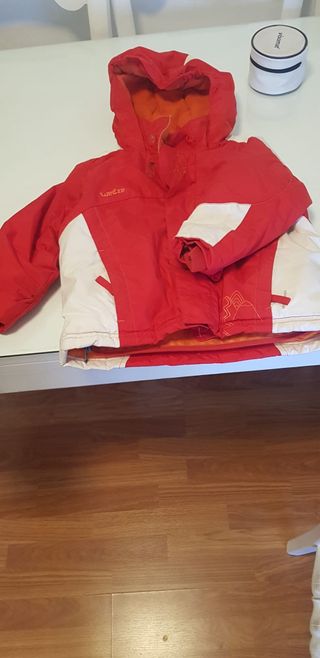 Chaqueta de nieve Wedze roja y blanca