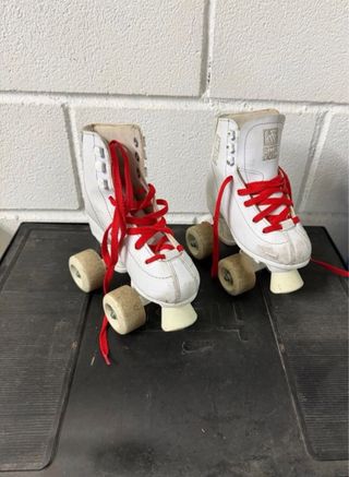 Patines blancos para niños con cordones rojos