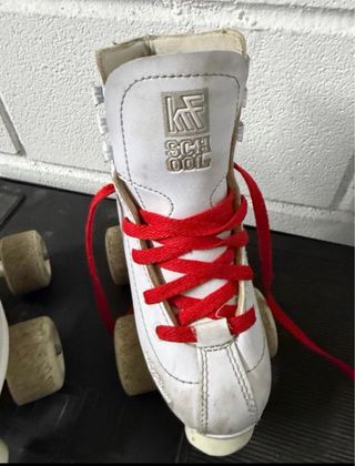 Patines blancos para niños con cordones rojos