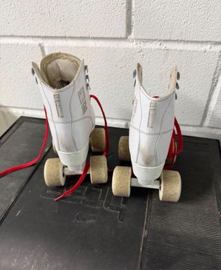 Patines blancos para niños con cordones rojos