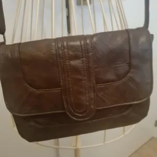 Bolso marrón de piel sintética
