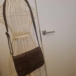 Bolso marrón de piel sintética