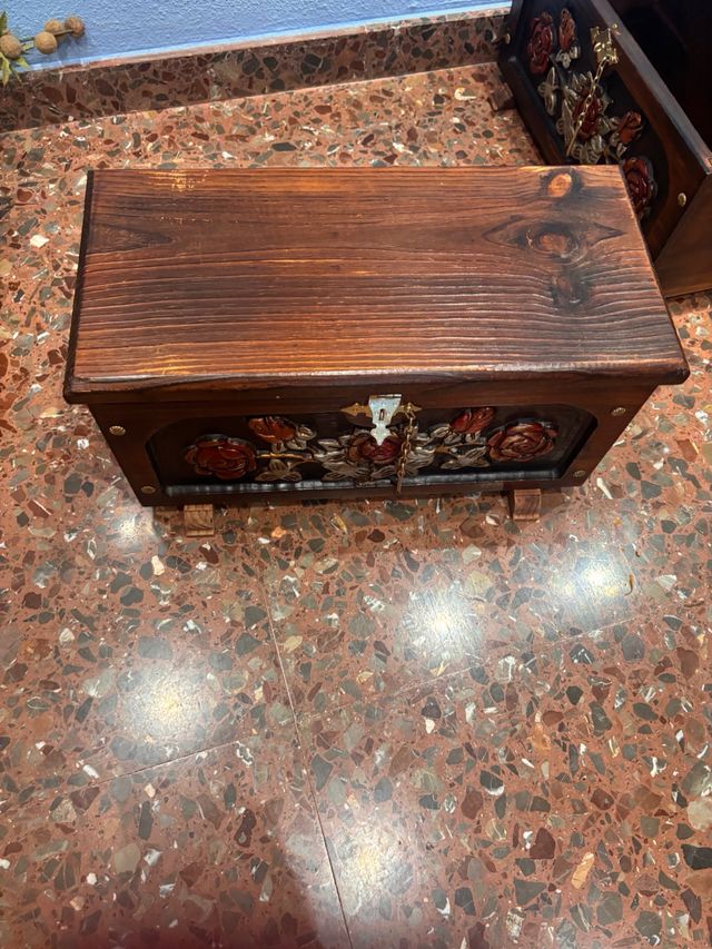 Baúl de madera decorado con rosas tengo dos baúles