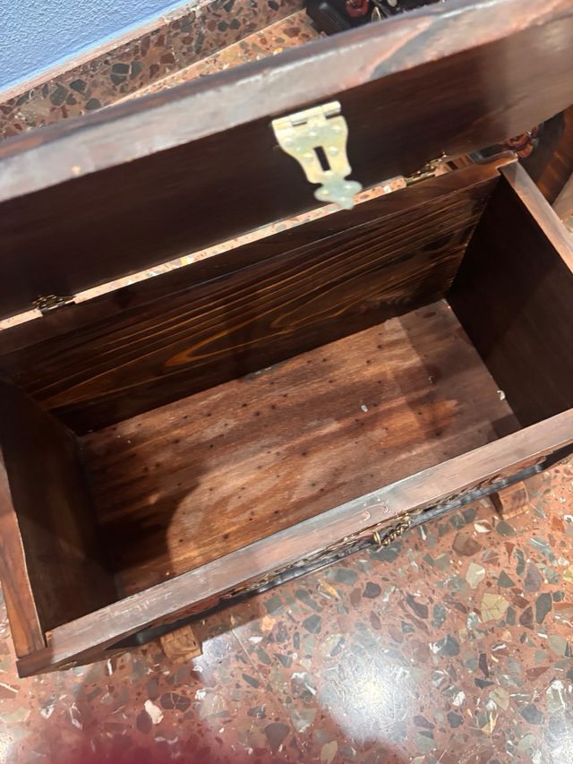 Baúl de madera decorado con rosas tengo dos baúles